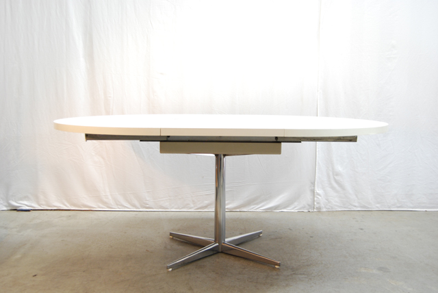 Uitschuifbare jaren 70 eettafel met wit blad en chromen voet ...
